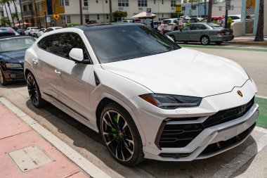 Miami, Florida, ABD - 27 Temmuz 2025 Lamborghini Urus lüks spor arazi aracı 2019. Lüks SUV Lamborghini Urus. Lamborghini Urus dışarıda park etmiş. Beyaz araba, köşe manzaralı.