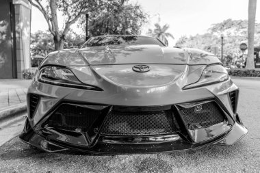 Miami, Florida, ABD - 26 Kasım 2024: Toyota Supra spor arabası. Toyota Supra turuncu renkli lüks spor araba. Toyota Supra 'nın arabası dışarıda park edilmiş. Toyota Supra, alçak görüş..