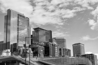 Konut binası. Gökdelen mimarisi. Gökdelen şehir silueti. Şehir manzarası. Şehir merkezindeki gökdelen. Şehrin ufuk çizgisi mimarisi. İş bölgesinde modern bina.