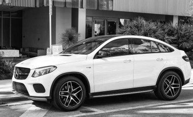 Miami, Florida, ABD - 17 Aralık 2024 Mercedes Benz GLE coupe. Mercedes Benz GLE tipi lüks bir araba. Beyaz Mercedes Benz GLE dışarıda park edilmiş. Mercedes Benz GLE, köşe görünümü.