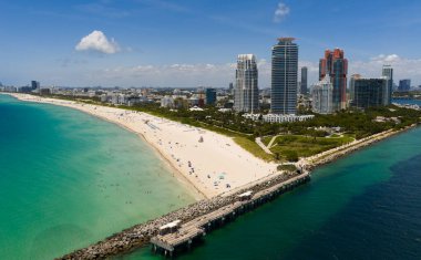 Miami Plajı. Miami Beach City tepeden. Yukarıdan Güney Sahili. Sahil şeridinin insansız hava aracı. Miami kıyılarında gökdelenler var. Miamis görünümünün havadan şehir manzarası