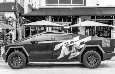 Miami, Florida, ABD - 17 Kasım 2024: Tesla Cybertruck 'ın arabası dışarıda park halinde. Tesla Cybertruck, yan görüş. Tesla Cybertruck 2024 elektrikli kamyonet, araba akordu. Tesla Cybertruck 'ın elektrikli arabası.