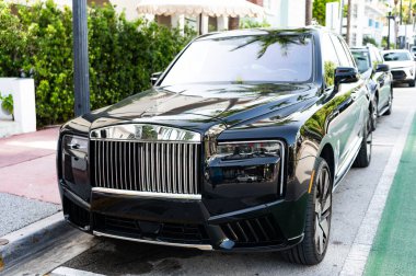 Miami, Florida, ABD - 27 Temmuz 2025: Car Rolls Royce Cullinan açık havada park etti. Siyah SUV arabası, köşe manzaralı. Rolls Royce Cullinan 2025 SUV arabası. Lüks SUV arabası Rolls Royce Cullinan.