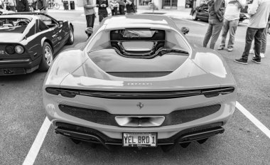 Chicago, Illinois - 29 Eylül 2024: Ferrari 296 GTS veya GTB turuncu rengi. Ferrari 296 GTS ya da GTB caddeye park etmiş. Arkadan bak. Lüks Ferrari 296 GTS veya Chicago 'da GTB