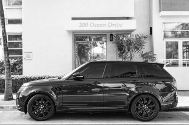 Miami, Florida, ABD - 17 Aralık 2024: 2019 SUV Land Rover Range spor arabası. Lüks spor araba Land Rover. Otomobil Range Rover kırmızısı dışarıda park edilmiş, yan görünüm.