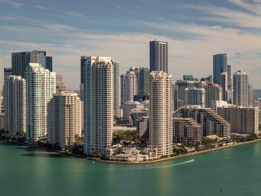 Miami şehir merkezinde. Gökdelen binası. Şehir merkezindeki şehir manzarası. Şehir mimarisi. Miami şehir merkezi silueti. Miami gökdelen şehri. Miami şehrinin ufuk çizgisi Brickell anahtarı. Florida 'ya git..