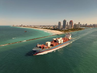 Kargo işi. Konteyner gemisi. Nakliye lojistiği. Ticari nakliye. Kargo gemisi denizde, insansız hava aracı manzaralı. Yük konteynırı kargo gemisine yüklendi. Deniz manzaralı kargo gemisi.