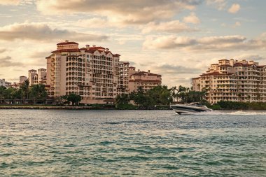 Lüks motorlu tekne yatı. Yat marinaya gidiyor. Tekne ve yat gezisi. Lüks bir yaşam tarzı. Fisher Adası 'nda lüks bir binada yat. Yaz tatili. Fisher Adası Binası. Deniz tatili.