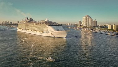 Gemi seyahati. Yaz tatilindeki deniz yolculuğunun havadan görünüşü. Gemi turu ve deniz seyahati. Lüks yolcu gemisi yolculuğunun havadan görünüşü. Gemi Miami sahil limanından ayrılıyor. Miami turu.