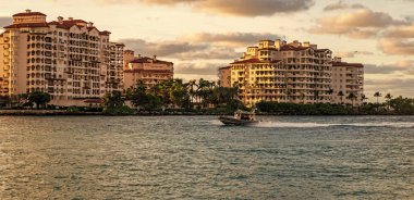 Yat marinaya gidiyor. Tekne ve yat gezisi. Lüks bir yaşam tarzı. Fisher Adası 'nda lüks bir binada yat. Yaz tatili. Fisher Adası Binası. Lüks motorlu tekne yatı. Turistik bölge.