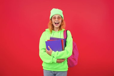 1 Eylül. Bilgi ve eğitim. Okul eğitimi. Öğrenci hayatı. Üniversitedeki kadın öğrenci. Okula dönelim. Bilgi toplama günü. Üniversitede eğitim. Pembede yalnız kadın.