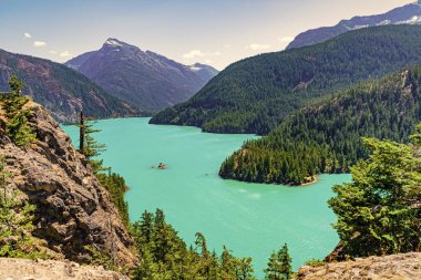 Dağ tepesi ve Diablo gölü manzarası. Doğa manzarası. Kuzey Cascades Ulusal Parkı 'ndaki Diablo Gölü. Göl manzaralı doğa manzaralı. Dağ manzaralı Diablo gölü. Diablo vahşi doğası.