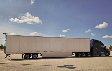 Yük gemisi Cascadia ağır kamyonu. Cascadia 'nın ağır yük kamyonu. Freightliner Cascadia kamyonunun aracı. Yük gemisi Cascadia, yan görüş.