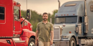 Kamyonun önünde yakışıklı bir şoför. Kamyon sahibi. Kamyon şoförü. Kamyon kamyonunun yanında bir erkek kamyon şoförü. Nakliye araçları. Yarı kamyon aracı. İspanyol kamyoncu adam. Endüstriyel uzun yol aracı.