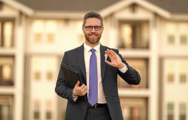 Emlak sigortası hizmetleri. Sahibi. Amerikalı yerleşim ajanı. Emlakçı mülk satıyor. Banliyödeki emlakçı anahtarı. Yatırım amacıyla evi sigortalayan adam.