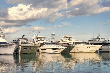 Yaz tatili. Lüks marina. Sefer teknesi denizde yüzüyor. Tekne turizmi. Yelkenli limanı. Lüks yat marinası. Lüks bir yat limanında. Lüks bir yaşam tarzı. Denizde motorlu tekne.