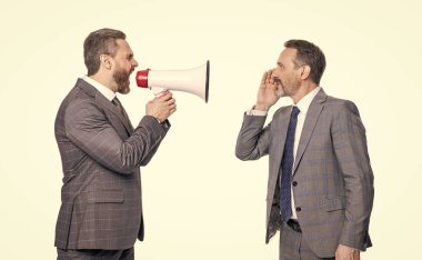 Hoparlörden bağıran bir işadamı. Anlaşmazlığa düşen iş adamı organizatörünün anlaşmazlığı var. İş adamı fikrini destekliyor. Terfi kavramı. işletme tanıtım fikirleri.
