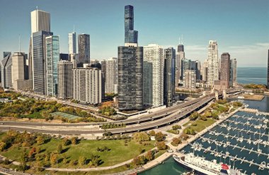 Chicago şehir parkı ve marina silüeti. Sonbahar şehri manzarası. Sonbahar şehri parkı olan şehir manzarası. Chicago şehir manzarası gökyüzü mimarisi. Gökdelen manzarası. Chicago şehir marinası..