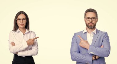 Lider, liderliği temsil ediyor. Başarılı iş adamları. İşletme lideri beyazları soyutladı. Ofiste iki meslektaşım var. İş arkadaşı olan iş adamları. İş liderliği ve başarı. işaret parmağı.