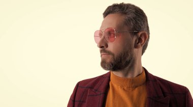 Olgun ve şık. Adam modaya uygun erkek giyer. Erkek modası. Gündelik moda bakışı. Beyazda izole edilmiş modaya uygun adam modeli. Güneş gözlüklü ve ceketli İspanyol adam. Moda düşkünü adam..