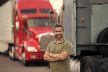 Kamyonetin önündeki İspanyol adam. Yarı kamyon aracı. Kamyon şoförü. Ulaşım endüstrisi. Kamyon şoförü. Kamyon şoförü. Kamyon sahibi. Nakliye araçları. Kamyon sürücüleri CDL.