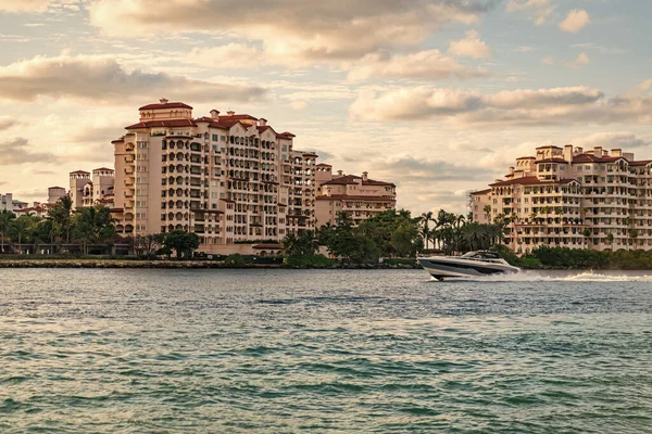 Lüks motorlu tekne yatı. Yat marinaya gidiyor. Tekne ve yat gezisi. Lüks bir yaşam tarzı. Fisher Adası 'nda lüks bir binada yat. Yaz tatili. Fisher Adası Binası. Deniz tatili.