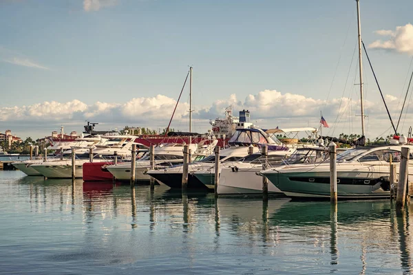 Limanda kiralık bir yat. Yat marinası. Lüks yat kiralama. Miami limanı marinası. Yazın lüks bir yat gezisi. Miami plajına demir atmış bir yat. Marina lüks şehir manzarası. Lüks yaşam tarzı..