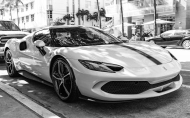 Miami, Florida, ABD - 08 Aralık 2024 Ferrari 296 GTB spor yara izi. Ferrari 296 GTB 'nin lüks spor arabası. Ferrari GTB 'nin arabası dışarıda park edilmiş. Ferrari 296 GTB, köşe görünümü.