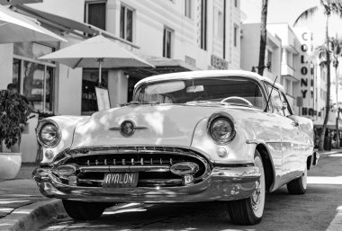 Miami, Florida, ABD - 21 Kasım 2024: Oldsmobile Super 88 üstü açılır araba. Oldsmobile Super 'in lüks retro arabası. Oldsmobile 'in arabası süper açık havada park edilmiş. Oldsmobile Süper, köşe görünümü.