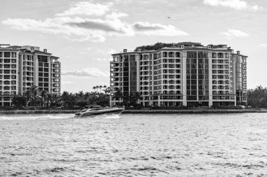 Lüks motorlu tekne yatı. Yat marinaya gidiyor. Tekne ve yat gezisi. Lüks bir yaşam tarzı. Fisher Adası 'nda lüks bir binada yat. Yaz tatili. Fisher Adası Binası. Deniz tatili.