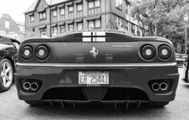 Chicago, Illinois - 29 Eylül 2024: Ferrari 360 kırmızı renk. Ferrari 360 caddeye park etmiş. Arkadan bak. Lüks Ferrari 360 Chicago 'da