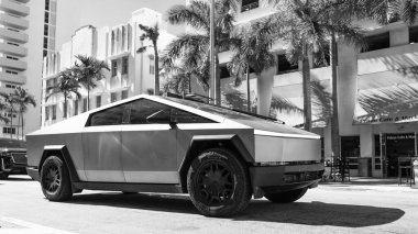 Miami, Florida, ABD - 06 Aralık 2024 Tesla Cybertruck elektrikli kamyonet vagonu. Tesla Cybertruck 'ın elektrikli arabası. Tesla Cybertruck 'ın arabası dışarıda park edilmiş. Tesla Cybertruck, köşe manzaralı..