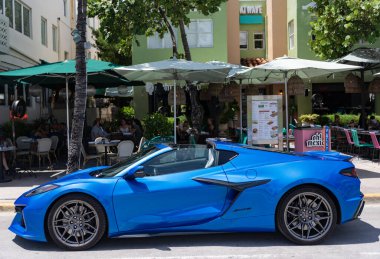 Miami, Florida, ABD - 27 Temmuz 2025: Mavi metalik Chevy C8, yan görüş. Chevrolet Corvette C8 2020 üstü açık spor araba. Lüks spor araba Chevrolet Corvette. Chevrolet Corvette dışarıda park halinde..