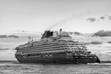 Miami, Florida, ABD - 24 Aralık 2024: Explora Seyahat Şirketi. Gemi turu. Deniz yoluyla seyahat et. Gemi limandan ayrılıyor. Romantik tatil. Gemi seyahatine çıkıyorum. Yaz tatilinde gezmek.