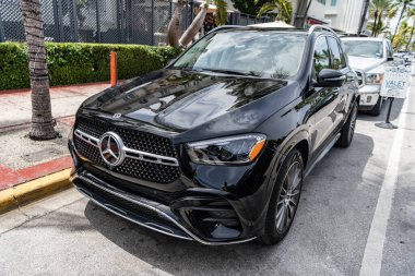 Miami, Florida, ABD - 27 Temmuz 2025 Mercedes Benz GLE SUV. Mercedes Mercedes Benz GLE açık havada. Siyah araba, köşe manzaralı. Mercedes Benz GLE SUV 2023 araba.