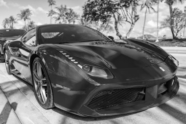 Miami, Florida, ABD - 22 Aralık 2024: 2016 Kırmızı Ferrari 488 GTB Gran Turismo Berlinetta supercar. Lüks araba Ferrari Berlinetta. Araba Ferrari Berlinetta açık havada. Ferrari Berlinetta, köşe görüş..