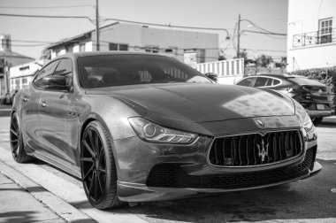 Miami, Florida, ABD - 06 Aralık 2024: Maserati Ghibli 2025 spor yara izi. Maserati Ghibli 'nin lüks spor arabası. Maserati Ghibli 'nin arabası dışarıda park edilmiş. Maserati Ghibli, köşe görünümü.