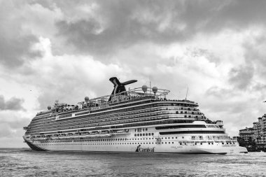 Miami, Florida, ABD - 16 Aralık 2024 Yaz Tatili Seyahati. Karnaval yolcu gemisi. Gemi turu ve deniz seyahati. Gemi Miami limanından ayrılıyor. Seyahat ediyorum. Karnaval Horizon gemi yolculuğu..