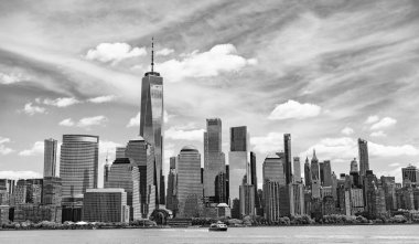 Hudson River, New York 'tan Manhattan manzarası. ABD, New York, Manhattan. Aşağı Manhattan silueti. New York, Birleşik Devletler. Manhattan 'da New York şehrinin silüeti.