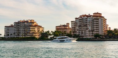 Lüks motorlu tekne yatı. Yat marinaya gidiyor. Tekne ve yat gezisi. Lüks bir yaşam tarzı. Fisher Adası 'nda lüks bir binada yat. Yaz tatili. Fisher Adası Binası. Deniz tatili.