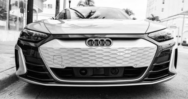 Miami, Florida, ABD - 17 Kasım 2024: Audi e-Tron GT 2022 elektrikli araba. Audi e-Tron GT tipi lüks elektrikli araba. Audi e-Tron 'un arabası dışarıda park edilmiş. Audi e-Tron elektrikli araba, alçak görüş.