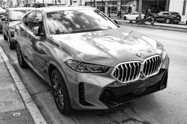 Miami, Florida, ABD - 16 Kasım 2024: 2025 BMW X6 çapraz otomobil. BMW X6 tipi lüks bir çapraz araba. BMW X6 'nın arabası dışarıda park edilmiş. BMW X6, köşe görünümü.