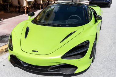 Miami, Florida, ABD - 27 Temmuz 2025: lüks spor araba McLaren 720S. Araba McLaren 720 dışarıda park halinde. Yeşil sarı süper araba spor arabası, köşe manzaralı. McLaren 720S 2021 süper araba spor araba.