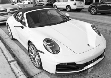 Miami, Florida, ABD - 23 Kasım 2020 Porsche 911 Carrera 4S üstü açık spor araba. Porsche Carrera 4S tipi spor araba. Porsche Carrera 'nın arabası dışarıda park edilmiş. Porsche 911 Carrera, üst manzara..