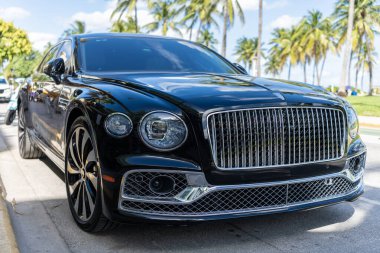 Miami, Florida, ABD - 27 Temmuz 2025 Bentley Flying Spur 2020 lüks sedan araba. Lüks araba Bentley Uçan Mahmuz. Araba Bentley Uçan Mahmuz dışarı park etmiş. Siyah araba, köşe manzaralı..