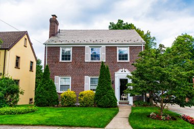 Mahallede mülk. Konut mülk evi. Konut mimarisi. Banliyö mahallesi. Banliyö ev mimarisi. Özel ev. Mahalle mimarisi. Konforlu bina.