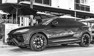 Miami, Florida, ABD - 23 Kasım 2024: Mavi Lamborghini Urus 2020 SUV spor yara izi. Lamborghini Urus tipi lüks bir spor araba. Lamborghini Urus dışarıda park etmiş. Lamborghini Urus, alçak köşe manzaralı..