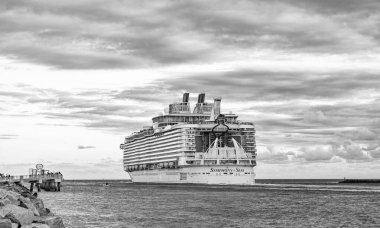 Miami, Florida, ABD - 23 Aralık 2024 yaz tatili. Royal Karayipler Uluslararası yolcu gemisi. Gemi turu. Lüks gemi gezisi. Deniz Yolcuları Seyahat Senfonisi. Okyanus yolculuğu.