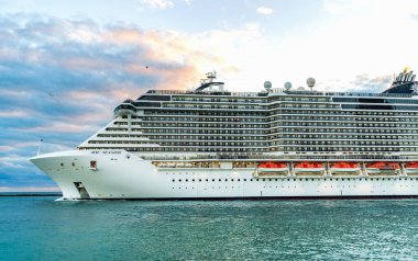 Miami, Florida, ABD - 23 Aralık 2024 Yaz Tatili Gezisi. MSC yolcu gemisinde. Gemi turu ve deniz seyahati. Akşamları gemi aydınlanır. MSC Sahil Yolcu Gemisi Yolculuğu.