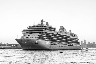 Miami, Florida, ABD - 07 Aralık 2024: 7 deniz Grandeur yolcu gemisi yolculuğu. Yaz tatilinde gemi turu. Naip yedi deniz yolculuğu. Gemi turu ve deniz seyahati. Gemi limandan ayrılıyor..